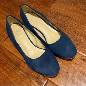 Women’s Low Heeled Pump